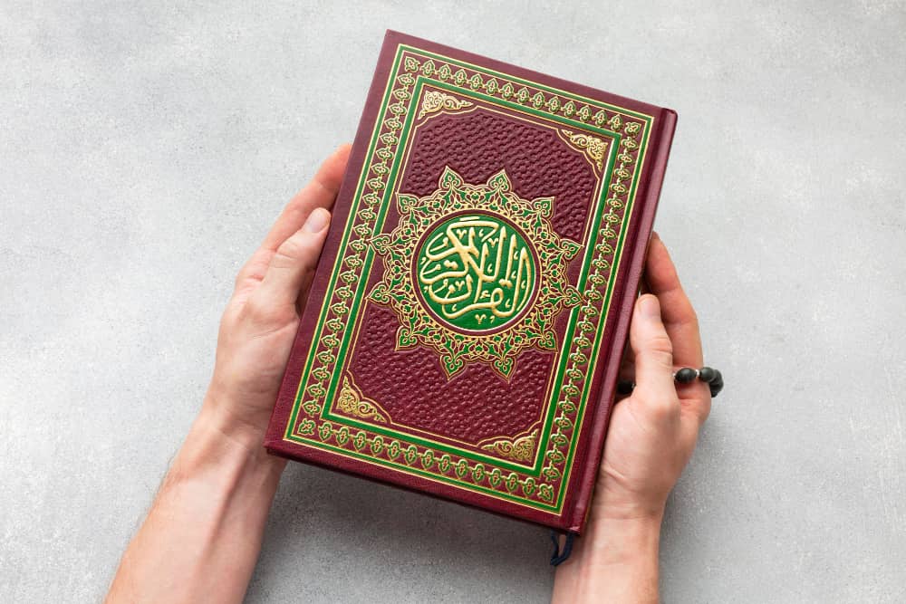 woman-reading-quran-img